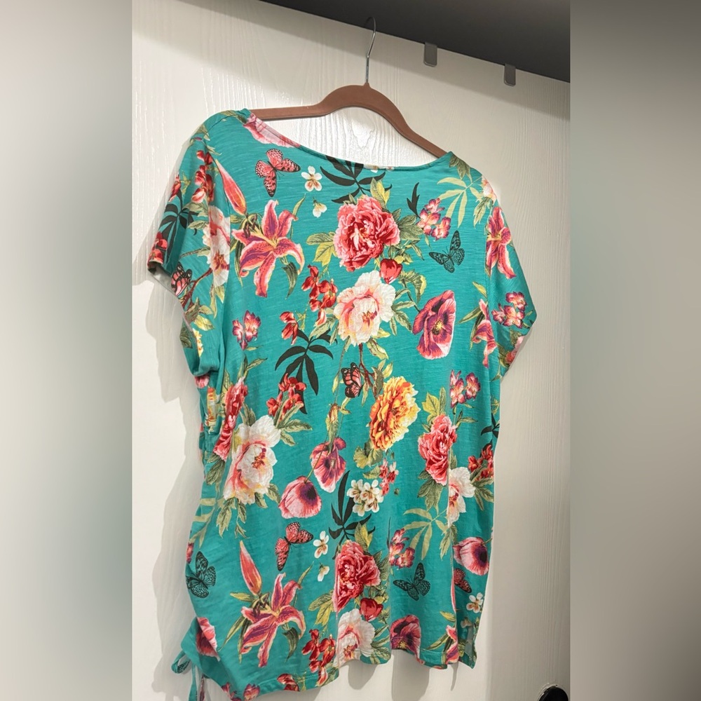 Belle by Kim Gravel short sleeve Top with side ruching 1X - Picture 2 of 5